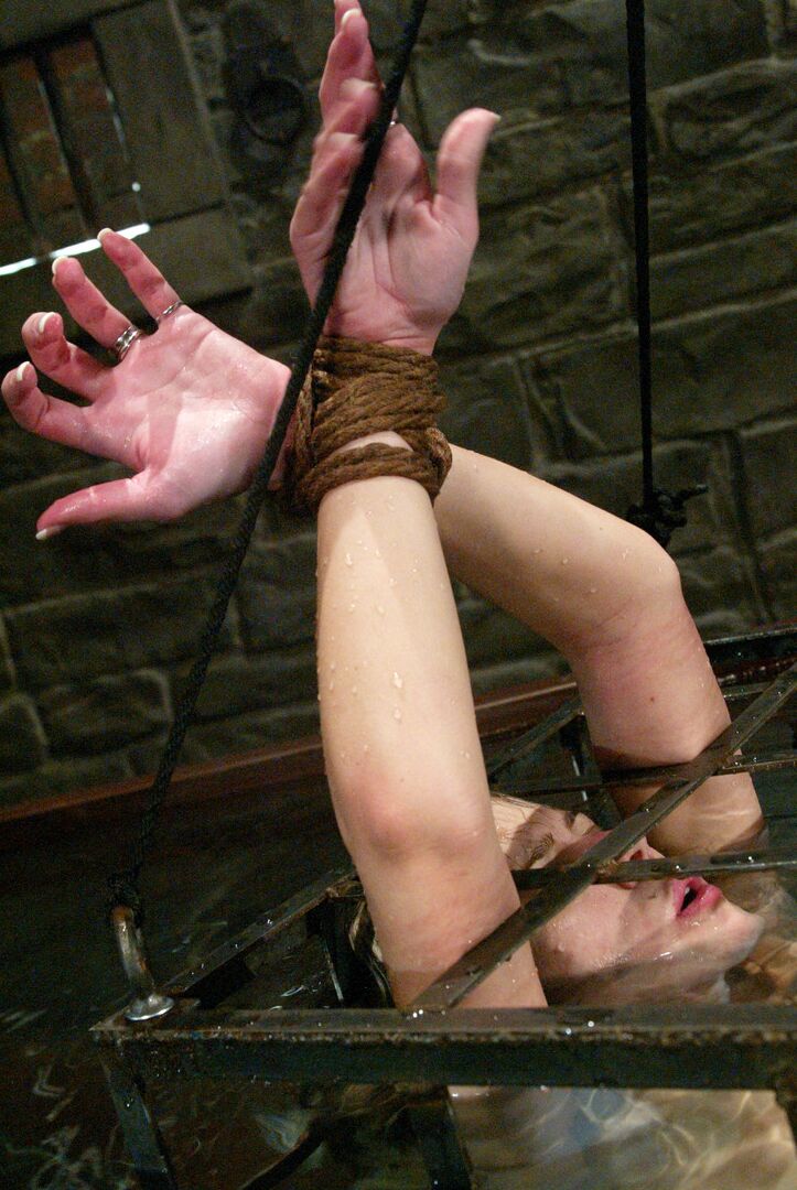 21P Bondage de agua Megan Joy