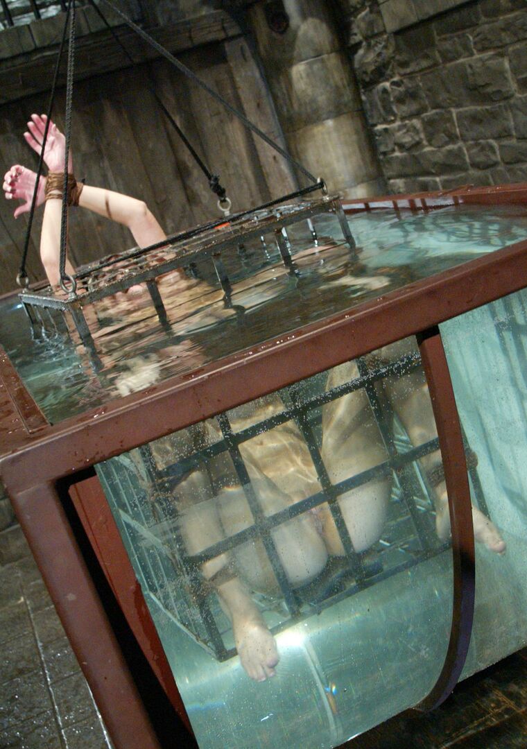 21P Bondage de agua Megan Joy