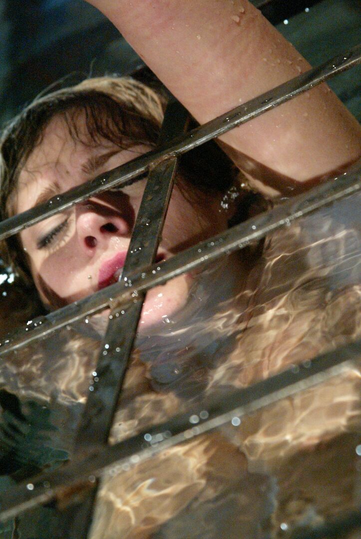 21P Bondage de agua Megan Joy