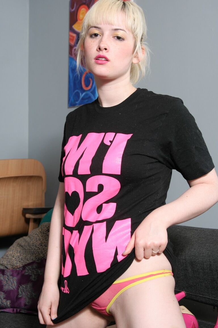 17P Sexy blonde Puppe mit schönen natürlichen Titten hat Spaß daran, ihre geschwollene Muschi zu necken