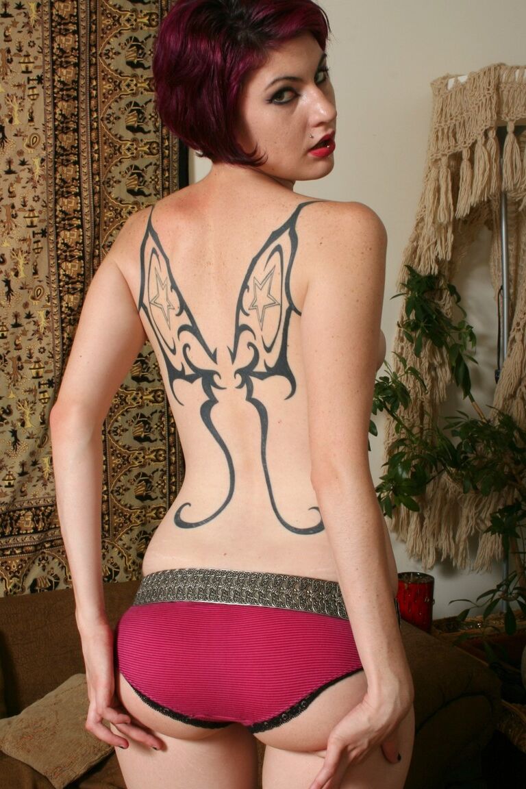 Modelo Alt 17P com uma enorme tatuagem nas costas desliza as calças de ioga por cima da bunda suculenta