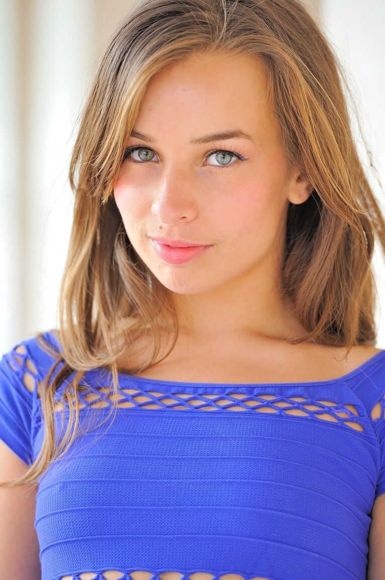 21P Sensacional gata adolescente Sofia mostra seu espólio sexy