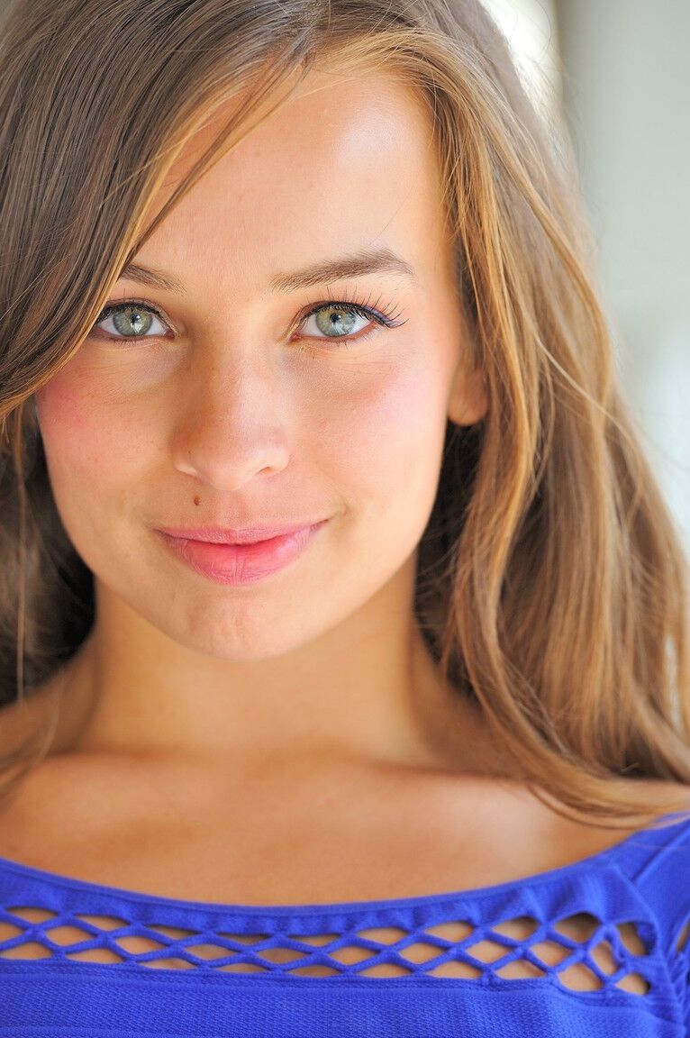 21P Sensacional gata adolescente Sofia mostra seu espólio sexy