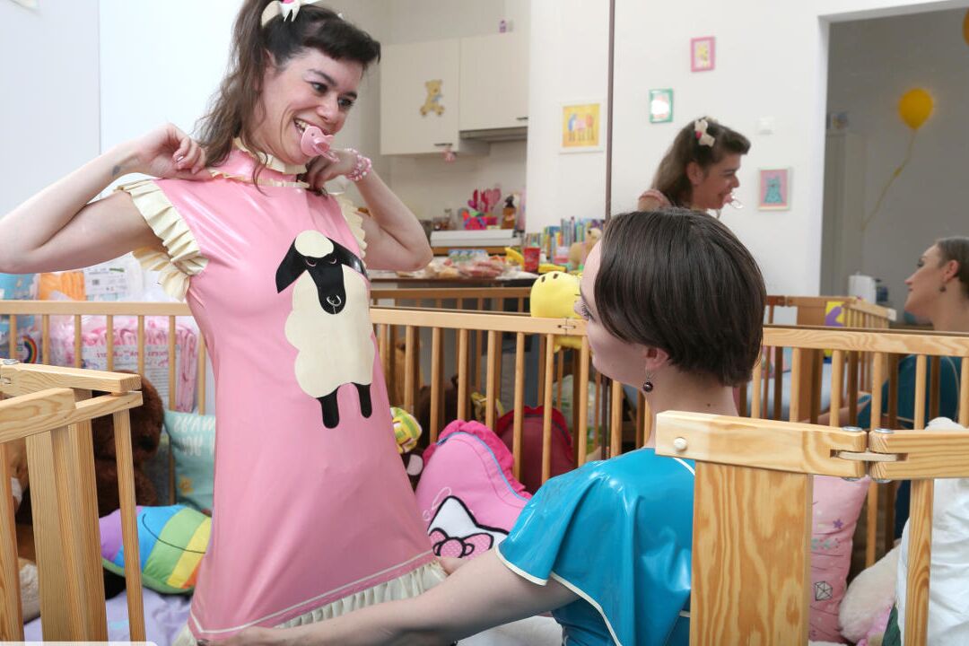 16P おむつを愛する女性は、ラテックスを着たレズビアンの恋人によって世話されます