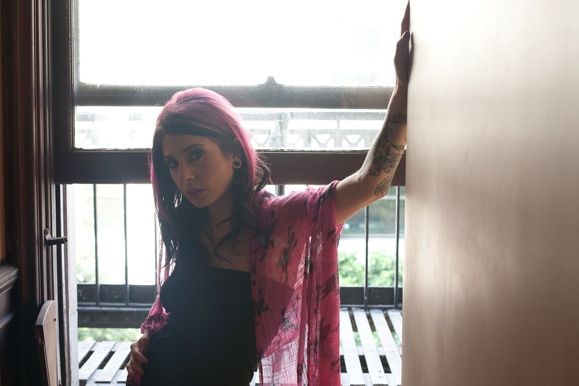 17P Garota fetiche sensual Joanna Angel caminha com vestido preto para se agachar