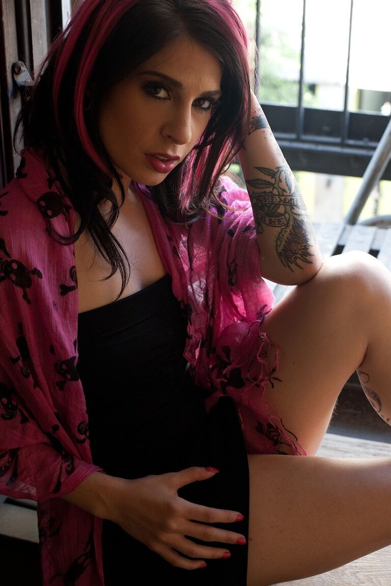 17P Garota fetiche sensual Joanna Angel caminha com vestido preto para se agachar