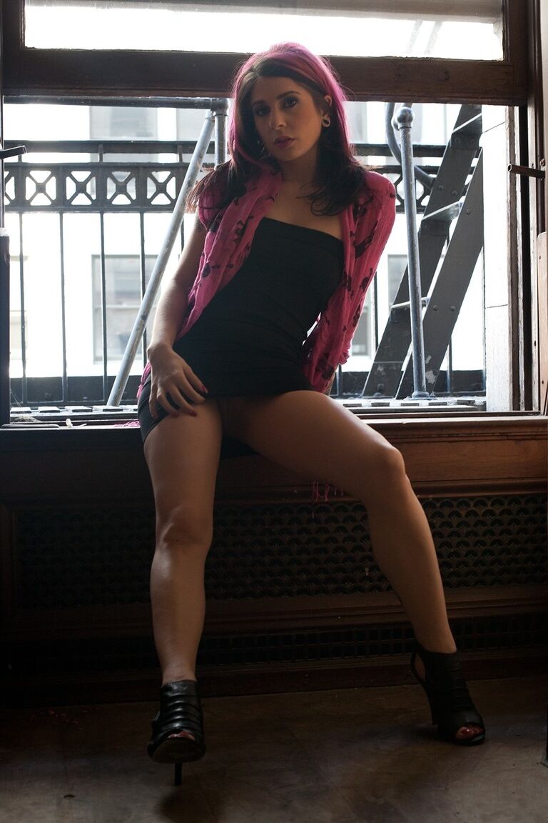 17P Garota fetiche sensual Joanna Angel caminha com vestido preto para se agachar