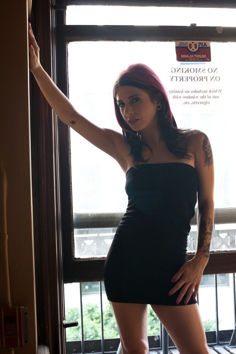 17P Garota fetiche sensual Joanna Angel caminha com vestido preto para se agachar
