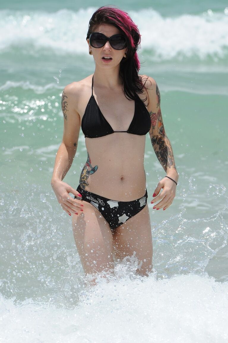 17P Jovem gostosa da praia Joanna Angel faz topless
