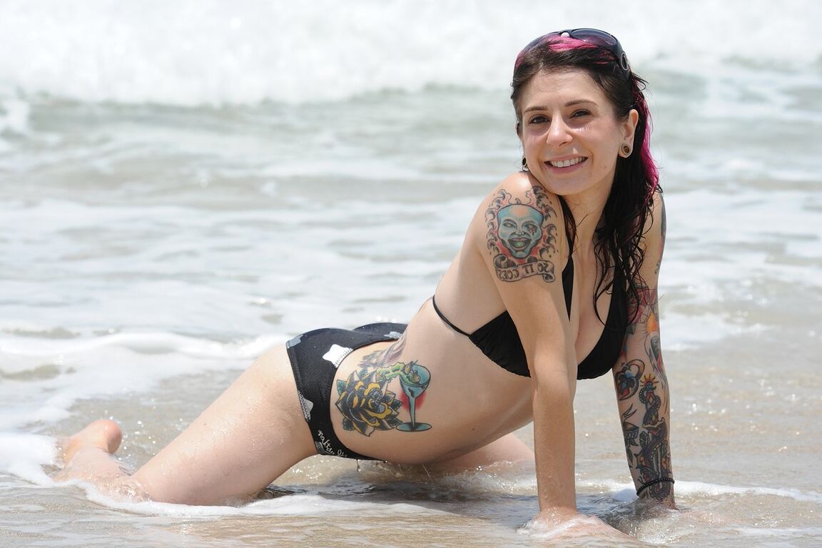 17P Jovem gostosa da praia Joanna Angel faz topless