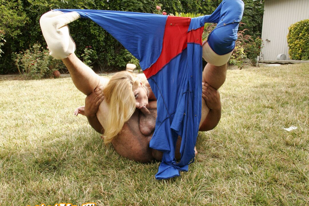 21P La hermosa joven rubia Tawny Ryden chupando la polla de un superhéroe frente a casa