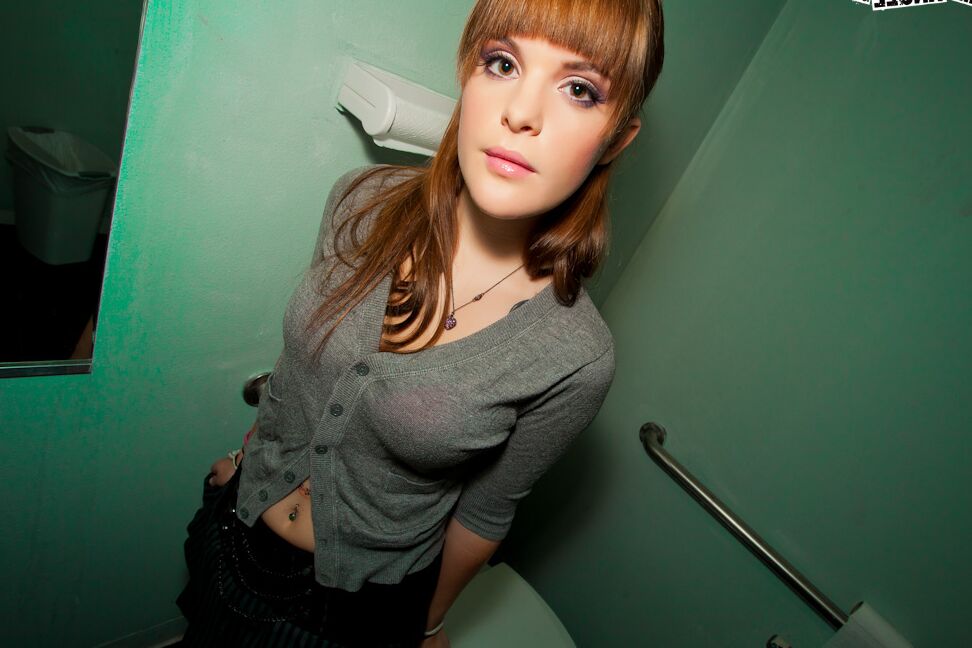 17P La dulce pelirroja Mariah Mars se quita los calcetines hasta la rodilla para una masturbación caliente en el baño