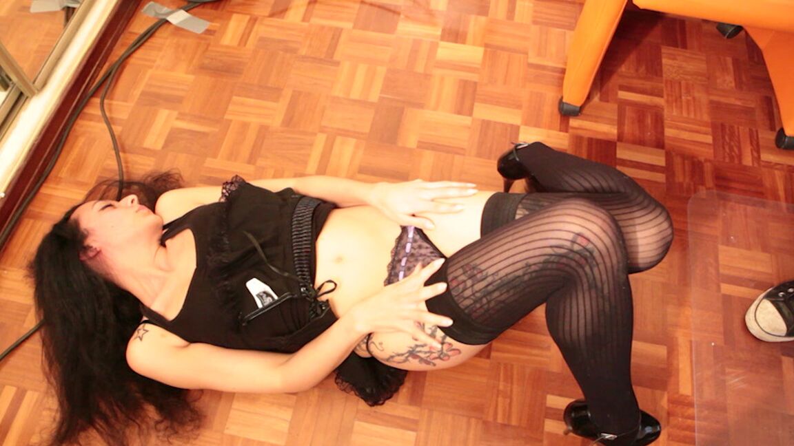 17P Vadia morena com costas tatuadas Eva adora chupar e montar galos