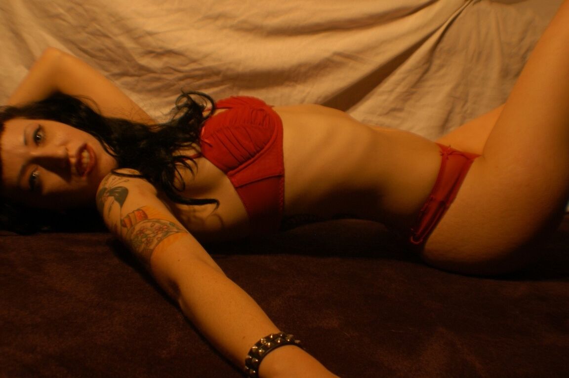 17P Esbelta bombón tatuada se quita la lencería roja sexy para abrir su coño carnoso