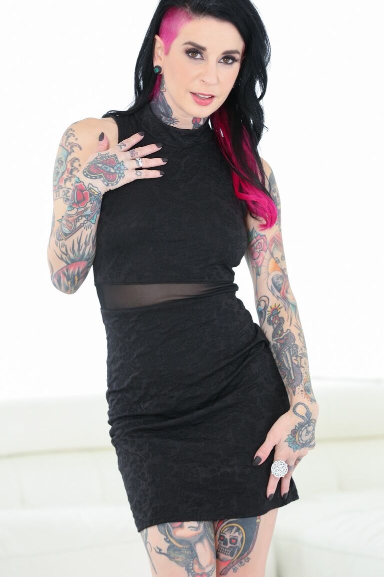 17P A famosa garota alternativa Joanna Angel mostra seu lindo corpo tatuado