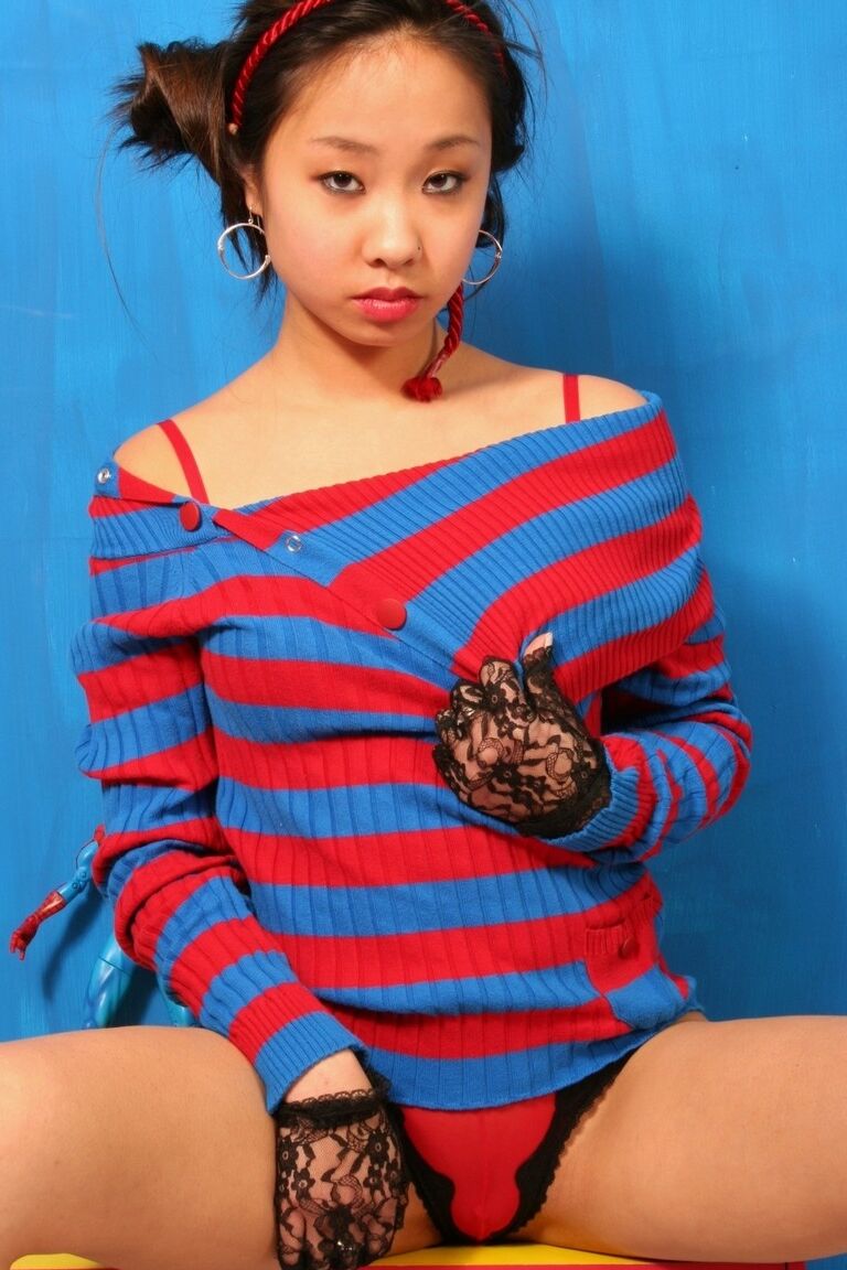 17P Dulce muñeca asiática joven de tetas diminutas posa desnuda con su superhéroe favorito