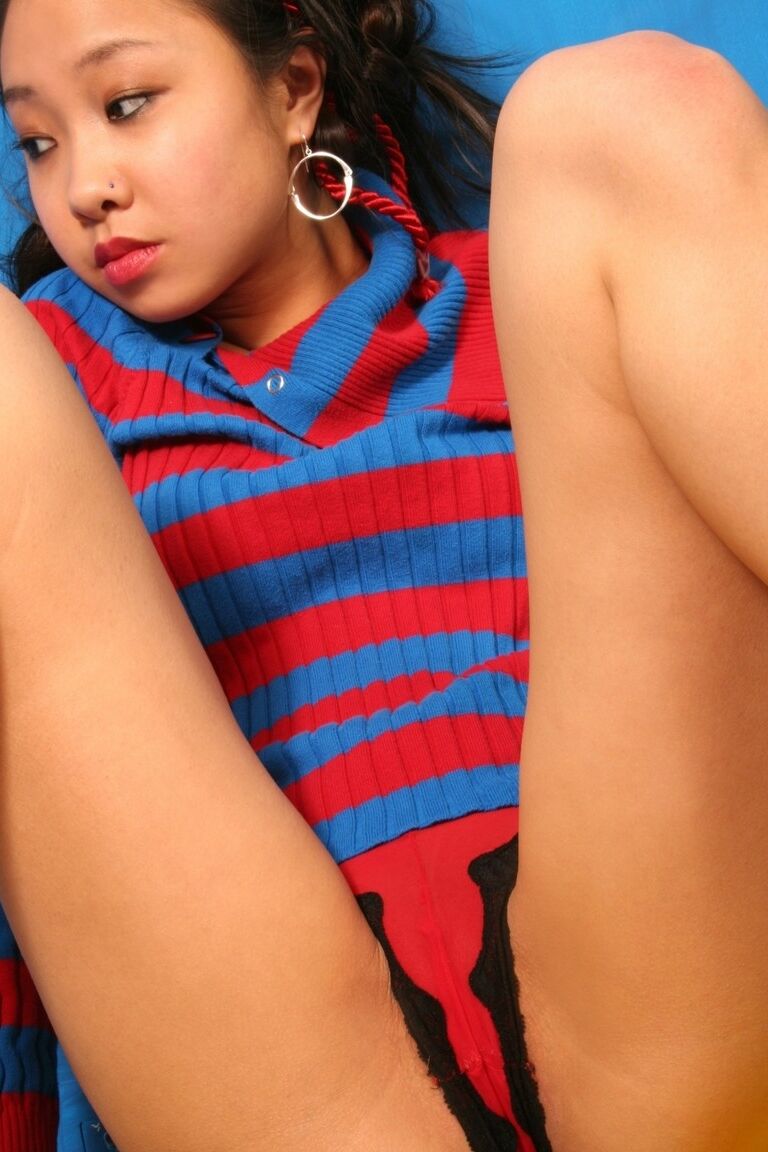 17P Dulce muñeca asiática joven de tetas diminutas posa desnuda con su superhéroe favorito