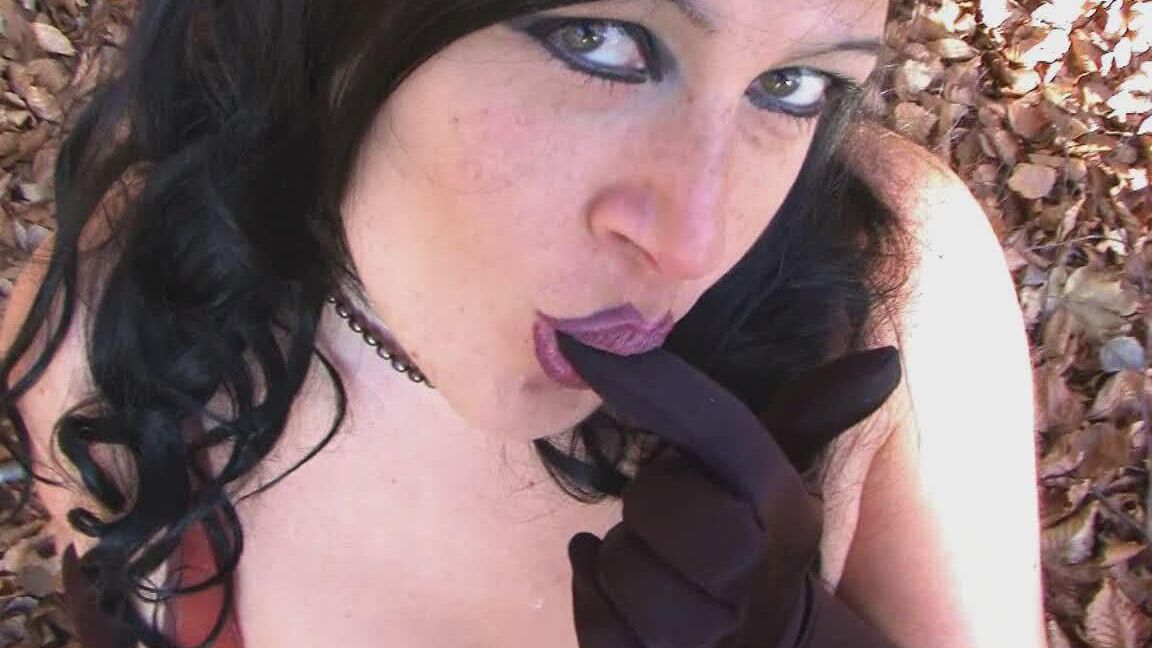 16P Garota peituda dá um BJ no chão coberto de folhas enquanto usa luvas de cetim pretas