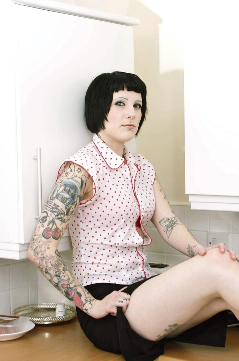 17P Une grande goth encrée se pèle dans la cuisine pour afficher ses tatouages