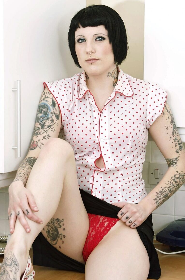 17P Une grande goth encrée se pèle dans la cuisine pour afficher ses tatouages