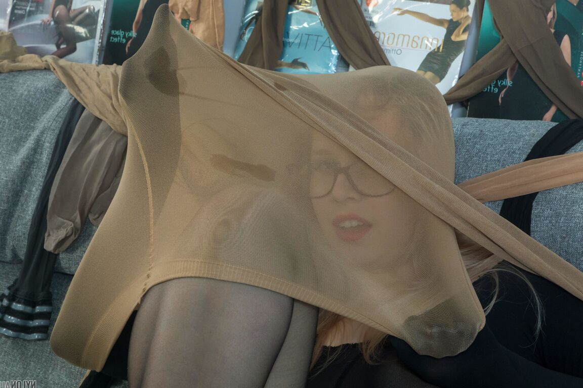 16P Dirty blonde covers herself from head to toe in layers of pantyhose
