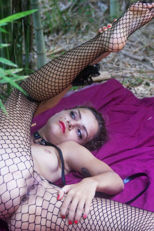 16P A modelo adolescente Jacinta B tira uma máscara de mulher-gato enquanto faz topless com meia-calça arrastão