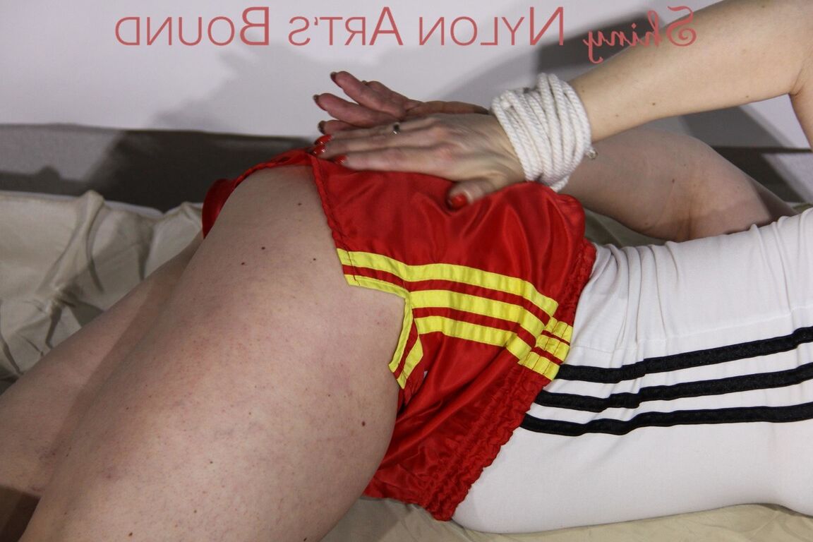 16P Софи связывают, кляпом во рту веревками и кляпом валяются на диване Фото