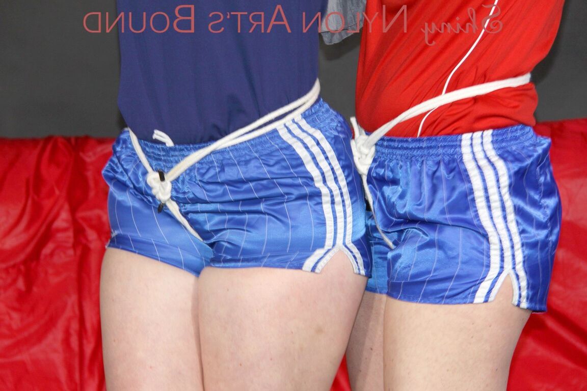 16P Джилл и Софи в сексуальных блестящих нейлоновых шортах и ​​рубашках, связанных и с кляпом во рту