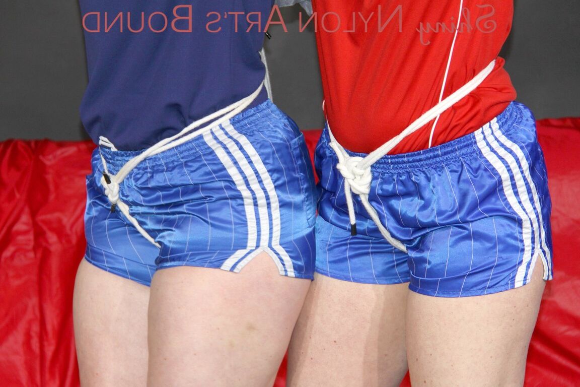 16P Джилл и Софи в сексуальных блестящих нейлоновых шортах и ​​рубашках, связанных и с кляпом во рту