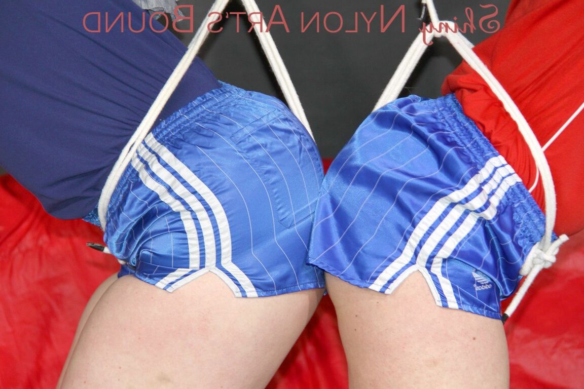 16P Джилл и Софи в сексуальных блестящих нейлоновых шортах и ​​рубашках, связанных и с кляпом во рту