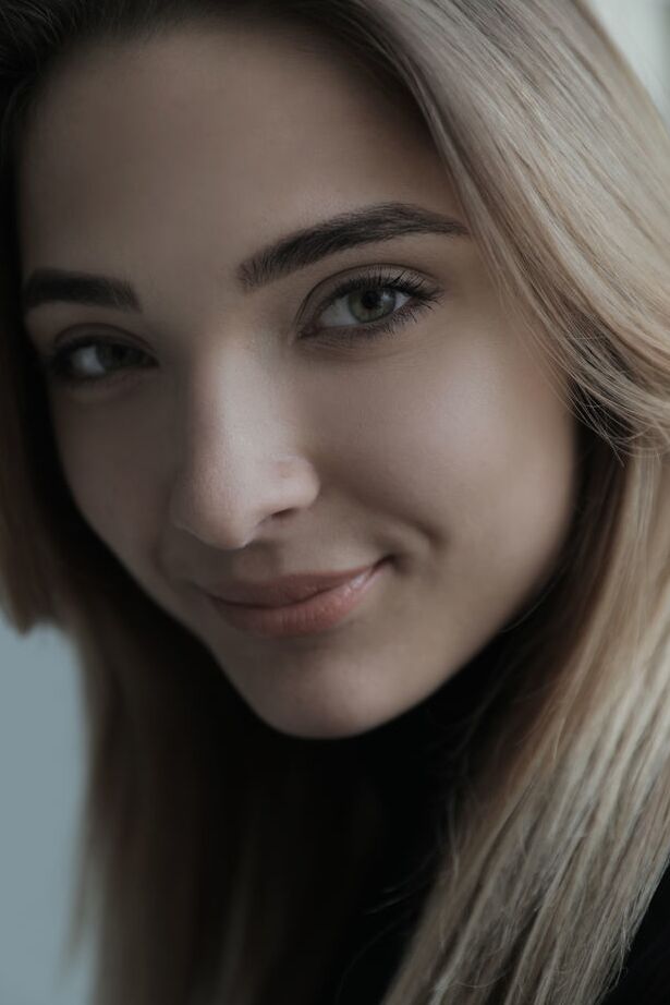 18P A modelo adolescente Papai Noel remove a meia-calça arrastão enquanto fica totalmente nua