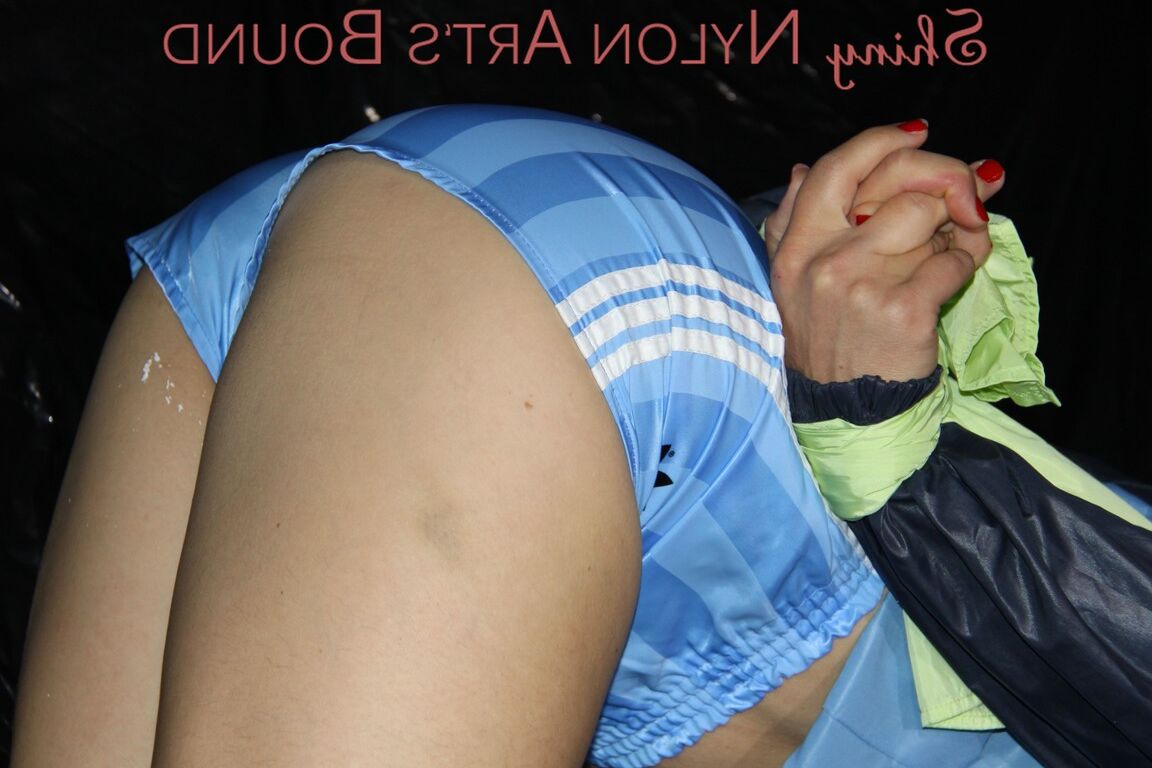 16P Sandra trägt supersexy hellblaue glänzende Nylonshorts mit Schattenstreifen und