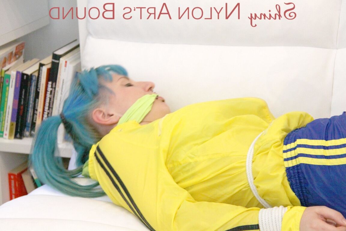 16P Мара связана и заткнута рот веревками и тканевым кляпом на диване, одетая в сексуальное синее платье