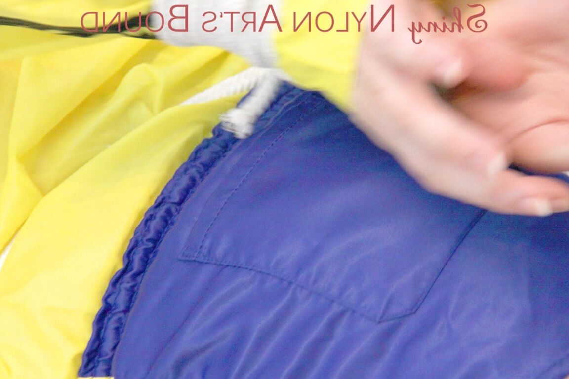 16P Мара связана и заткнута рот веревками и тканевым кляпом на диване, одетая в сексуальное синее платье