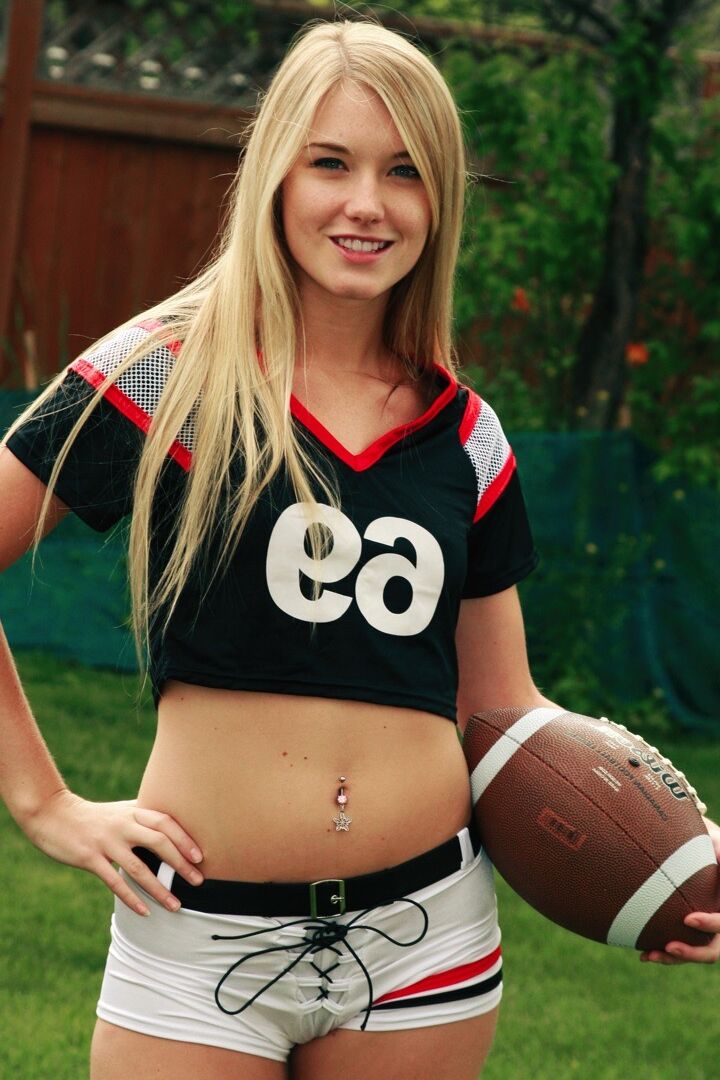 15P A linda loira Jewel tira a roupa esportiva para posar nua enquanto segura uma bola de futebol