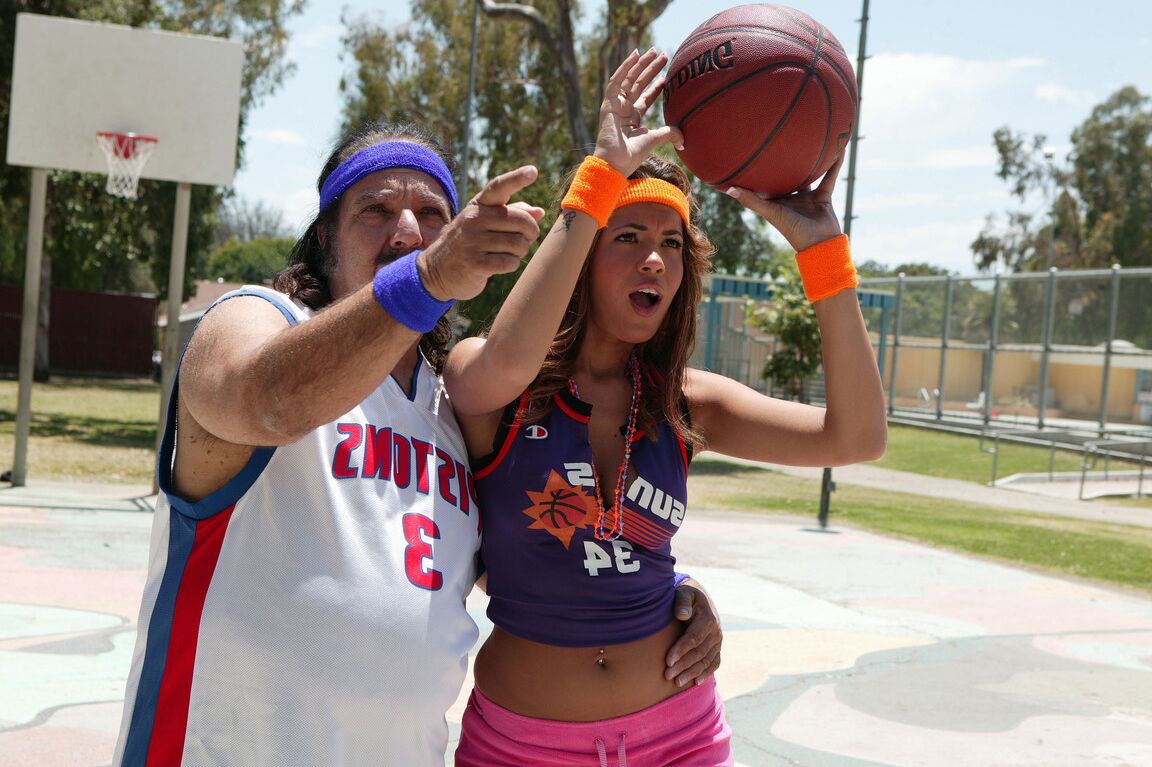 12P Jovencita hippie recibe una corrida en sus grandes tetas de un viejo