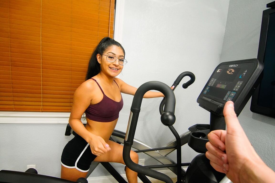 18P A adolescente latina Binky Beaz fode seu personal trainer na academia