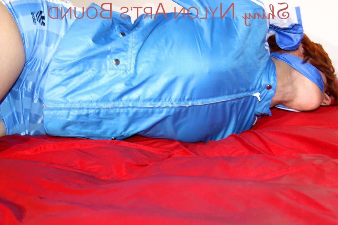 16P ソーニャはセクシーな水色の光沢のあるナイロンを着てロープでベッドに縛られ猿ぐつわをかぶる