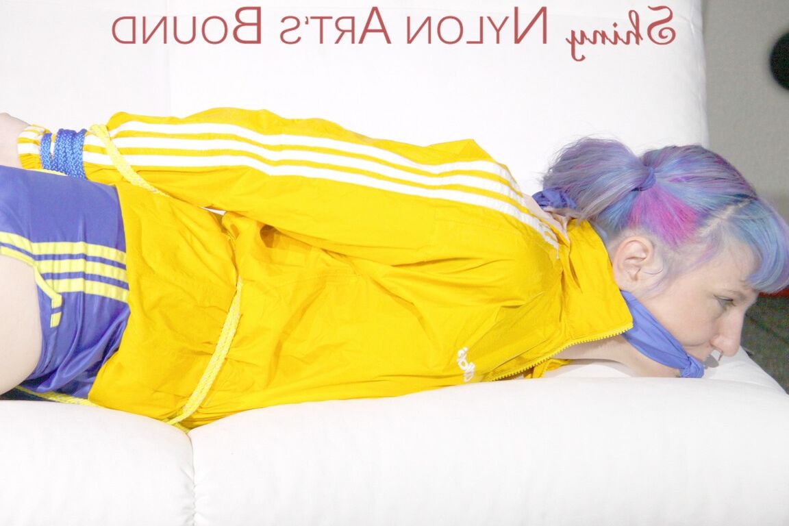ホットブルーを着て天井にロープで縛られ猿ぐつわをされる16P SEXY MARA