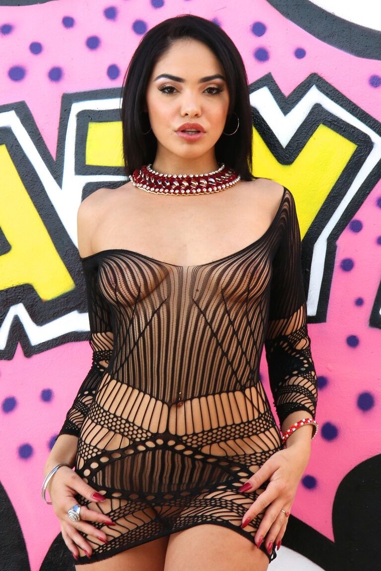 20P Selena Santana, latina aux cheveux noirs et aux talons hauts, montre ses courbes.