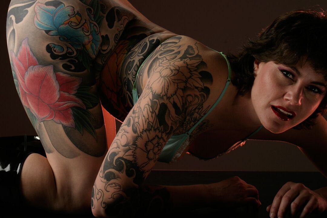 15P Michelle Aston, mannequin fortement tatouée, en solo dans un ensemble de lingerie transparente