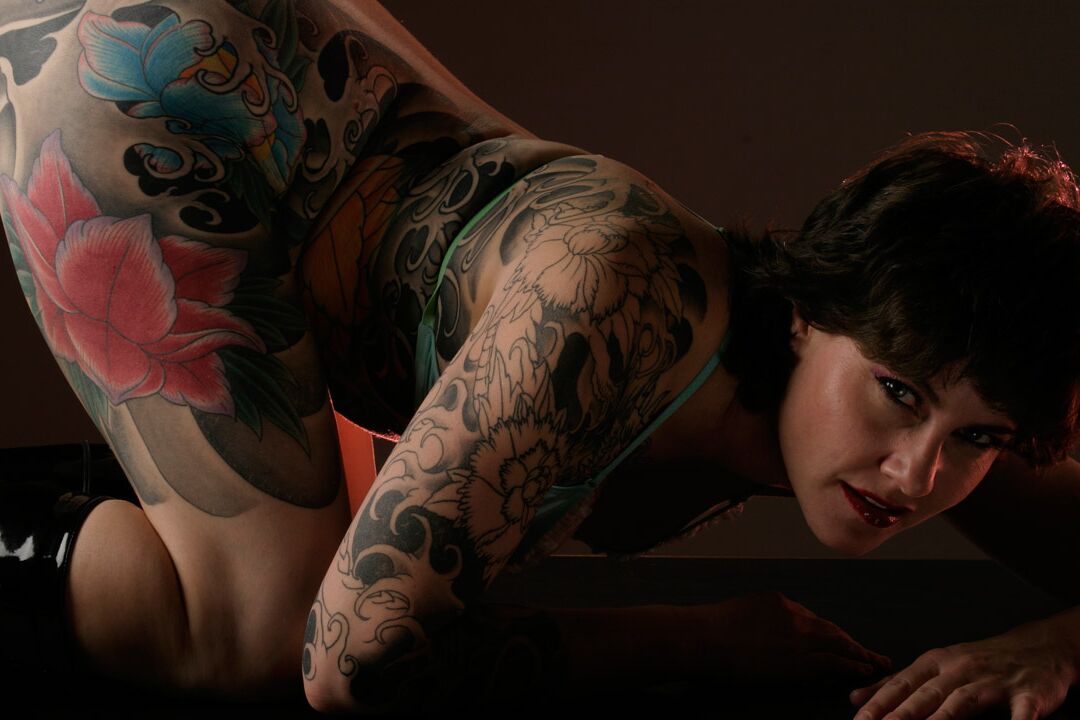 15P Michelle Aston, mannequin fortement tatouée, en solo dans un ensemble de lingerie transparente