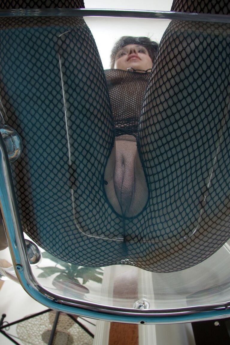 21P Skinny Teen Yasmina fickt ihre feuchte Muschi durch ihren Bodystocking im Schritt