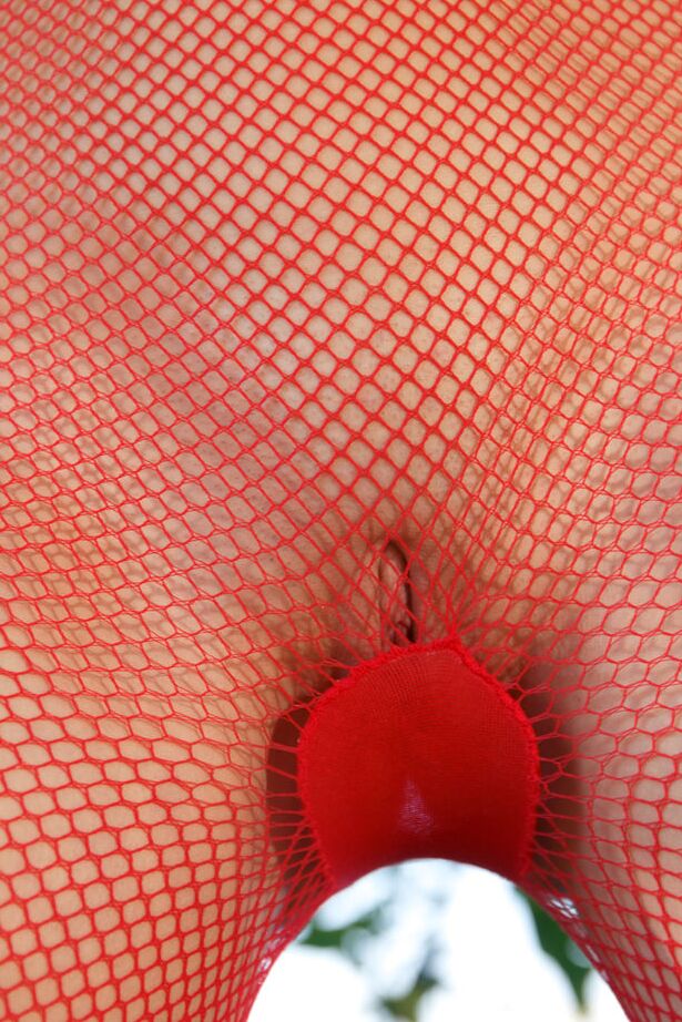 16P La jolie Natalie Russ en nattes à l'extérieur jouant avec sa chatte en collants transparents rouges