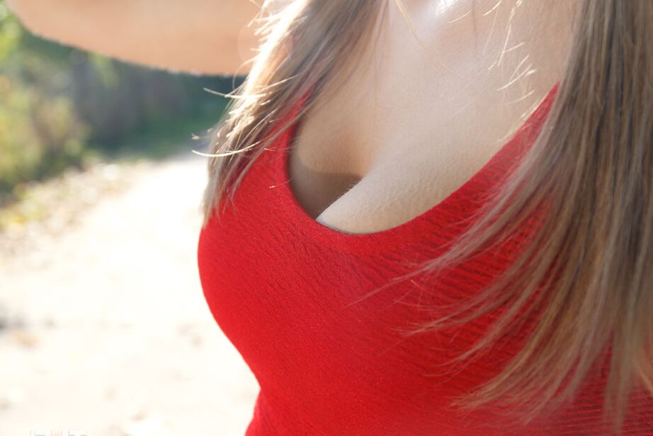 16P La jolie Natalie Russ en nattes à l'extérieur jouant avec sa chatte en collants transparents rouges