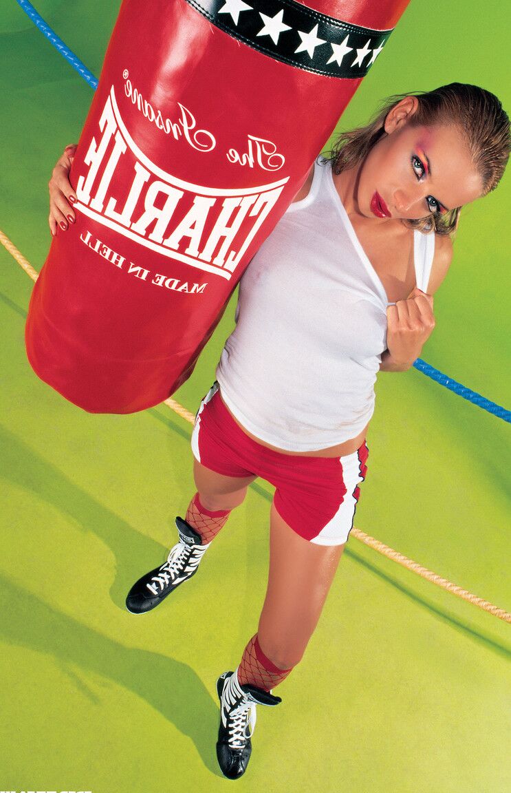 12P Christie Blanks, boxeadora briga com seus brinquedos