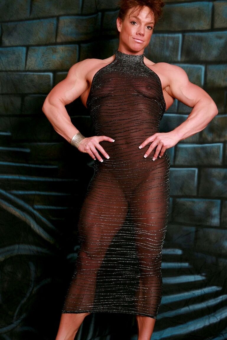 10P IFBB プロボディービルダー、シーラ・ブレックがヌードポーズ