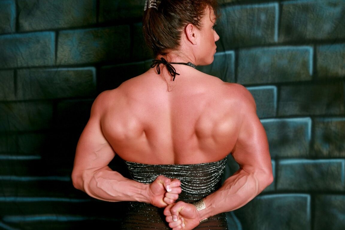10P IFBB プロボディービルダー、シーラ・ブレックがヌードポーズ