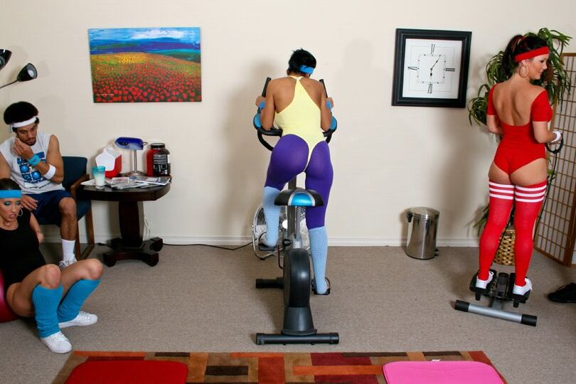 16P MILF Ricki White, Kelly Divine y Claire Dames practican deporte y follan