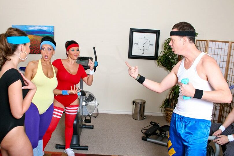 16P MILF Ricki White, Kelly Divine y Claire Dames practican deporte y follan